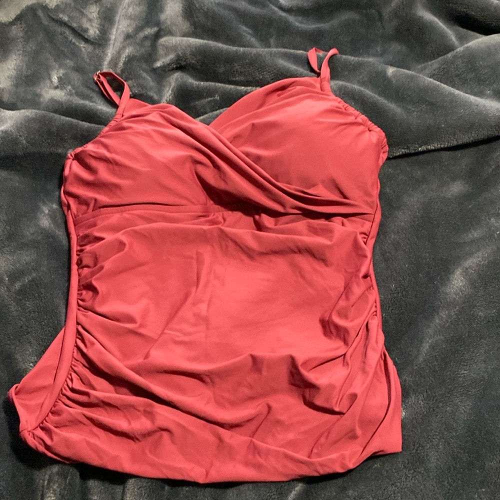 NWT Sunsets tankini top . Removable Padded cups. Adjustable straps. 34D